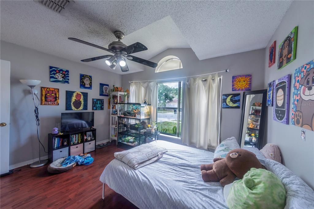 Recently Sold: $410,000 (3 beds, 2 baths, 1901 Square Feet)