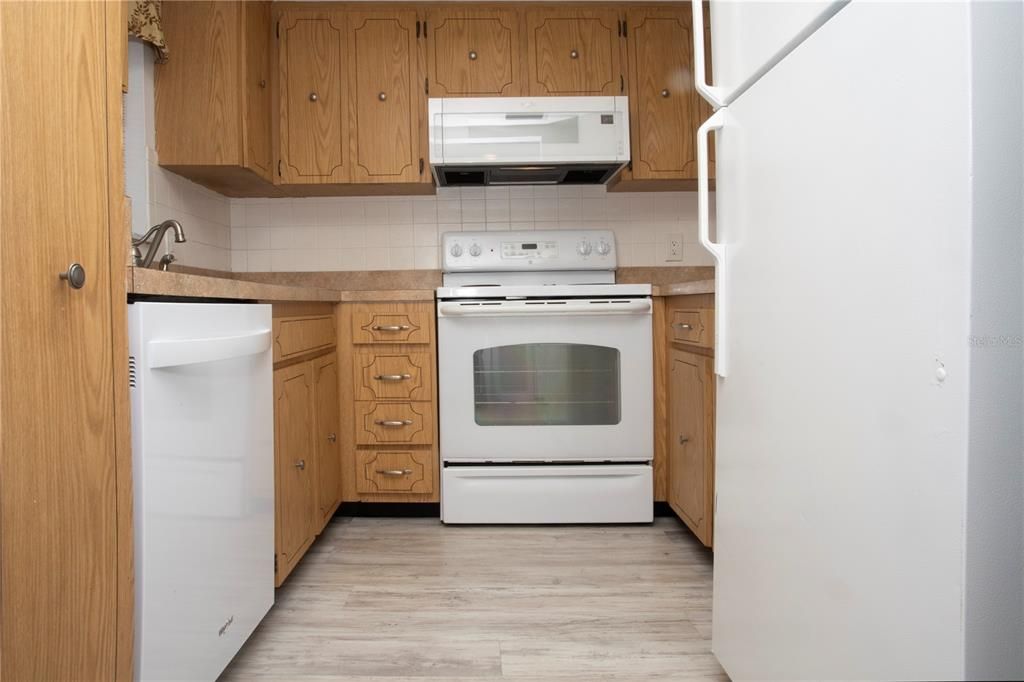 For Sale: $136,000 (2 beds, 1 baths, 891 Square Feet)