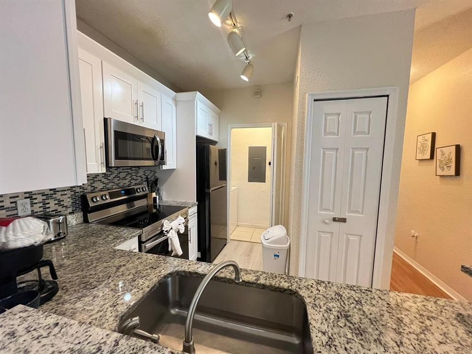 For Sale: $257,900 (2 beds, 1 baths, 901 Square Feet)