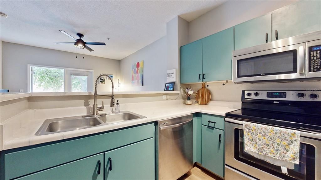 For Sale: $233,900 (1 beds, 1 baths, 672 Square Feet)