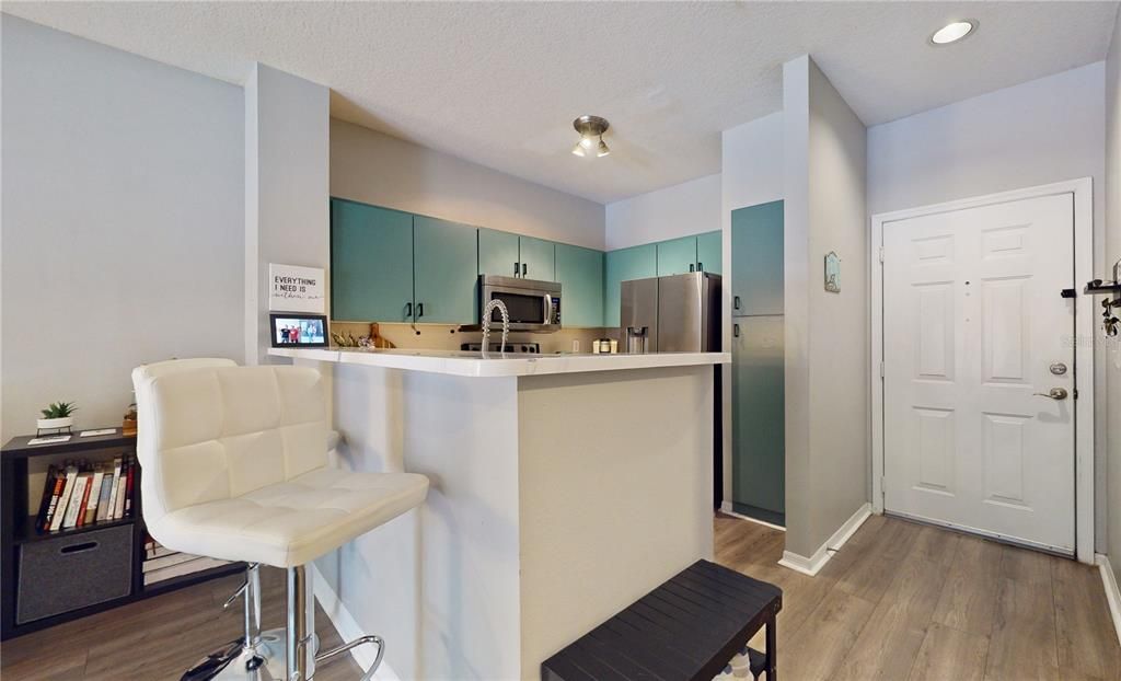 For Sale: $233,900 (1 beds, 1 baths, 672 Square Feet)
