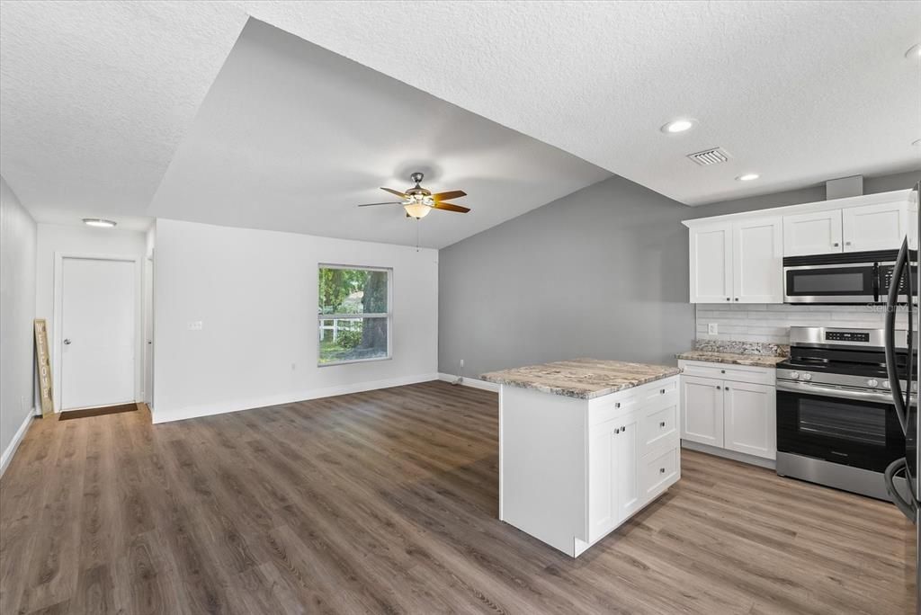 For Sale: $388,000 (2 beds, 2 baths, 1093 Square Feet)