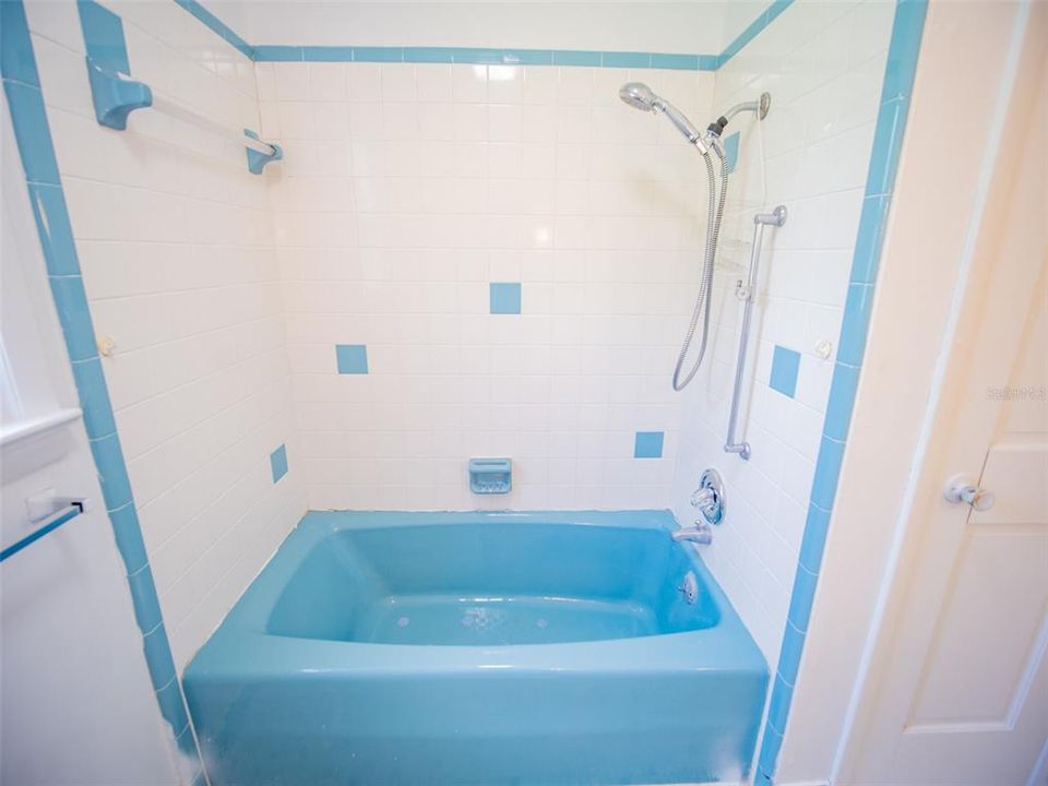 Bath tub in 2nd Bathroom