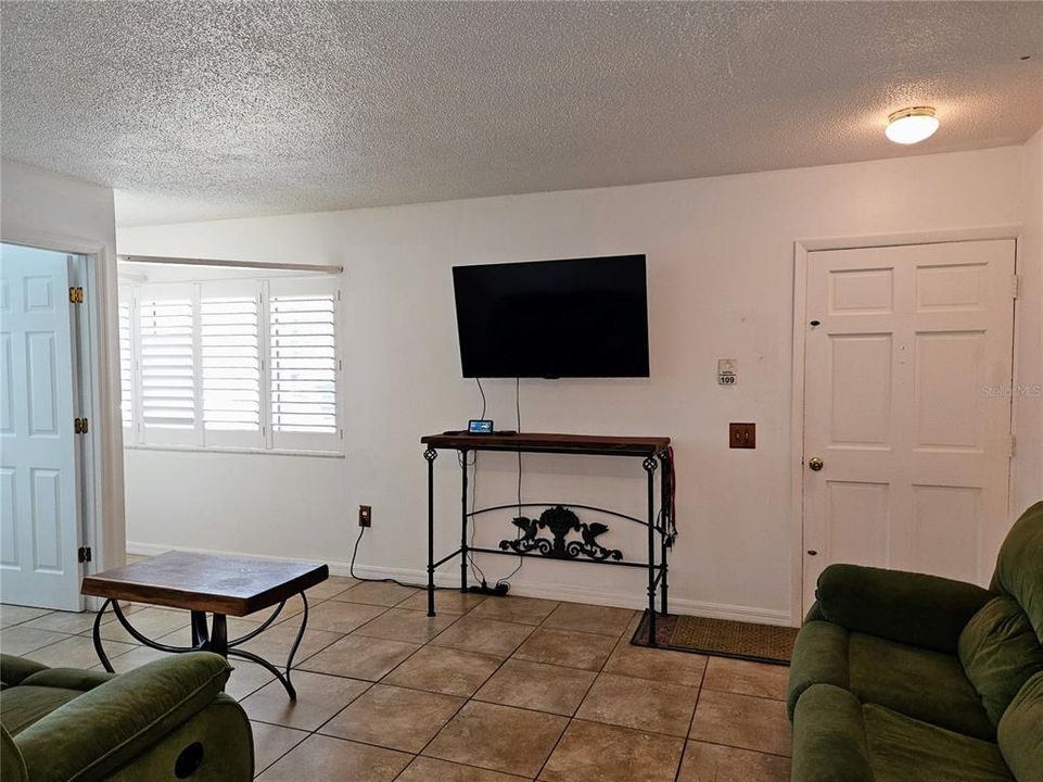 For Rent: $1,850 (2 beds, 1 baths, 695 Square Feet)