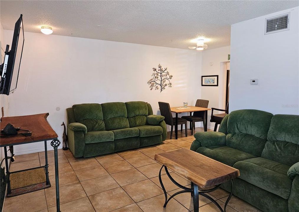 For Rent: $1,850 (2 beds, 1 baths, 695 Square Feet)