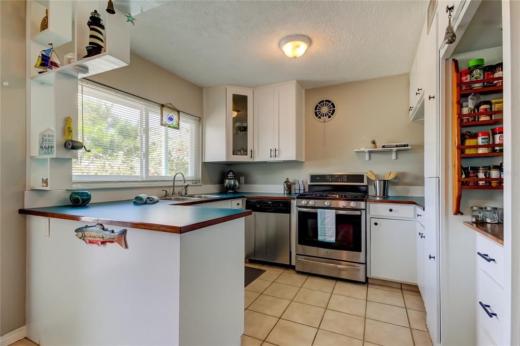 For Sale: $638,900 (2 beds, 2 baths, 1377 Square Feet)