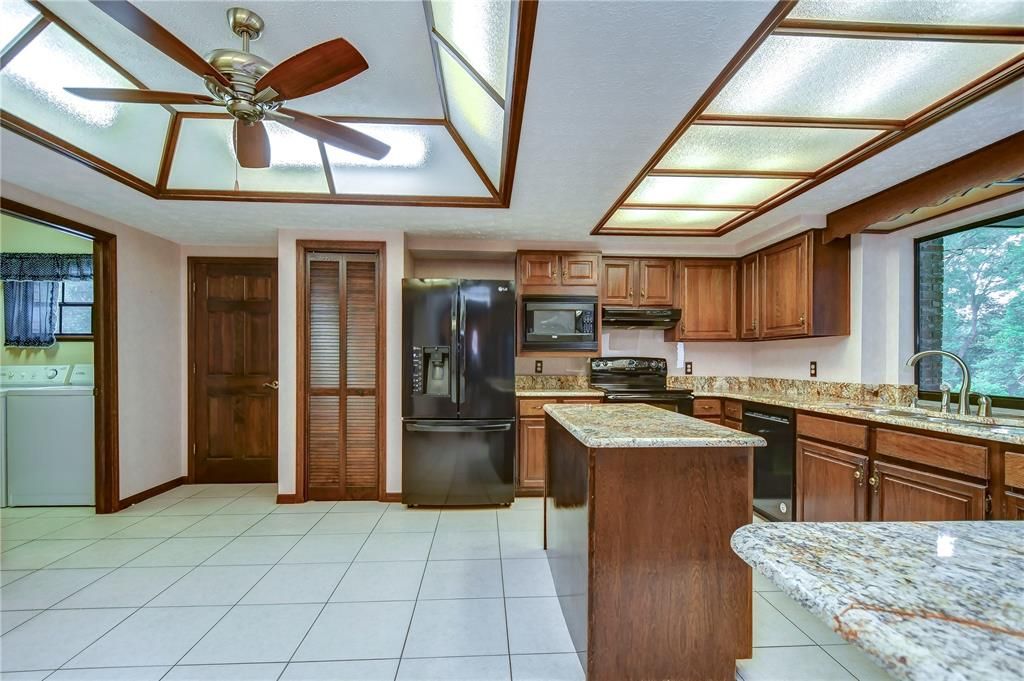 Spacious kitchen with eat space!