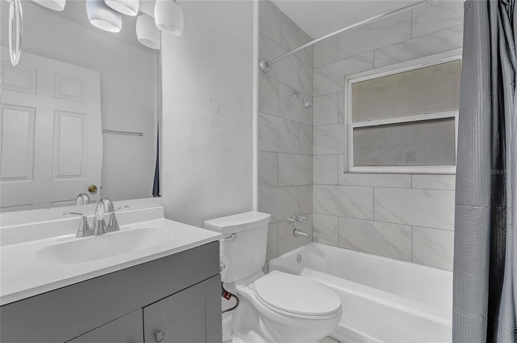 For Sale: $257,000 (2 beds, 1 baths, 967 Square Feet)