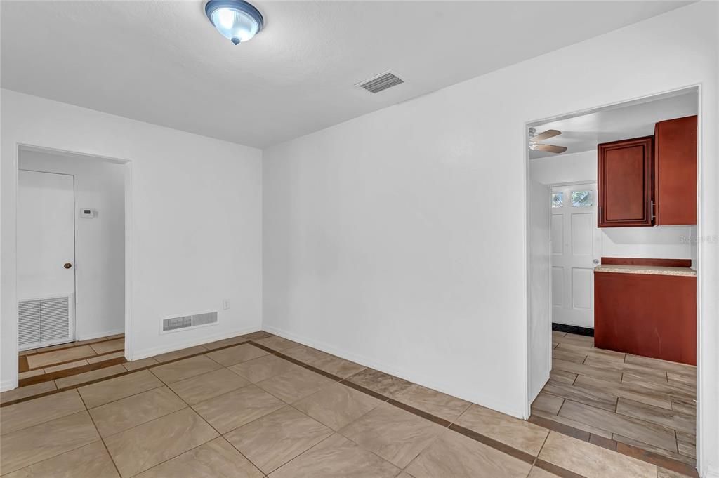 For Sale: $248,000 (2 beds, 1 baths, 967 Square Feet)