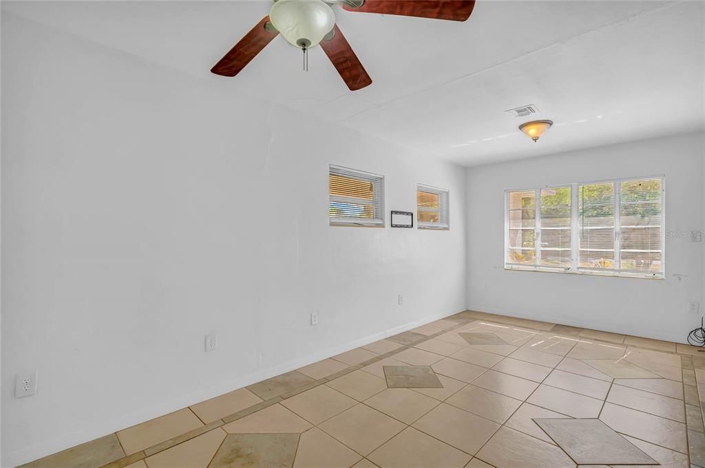 For Sale: $257,000 (2 beds, 1 baths, 967 Square Feet)