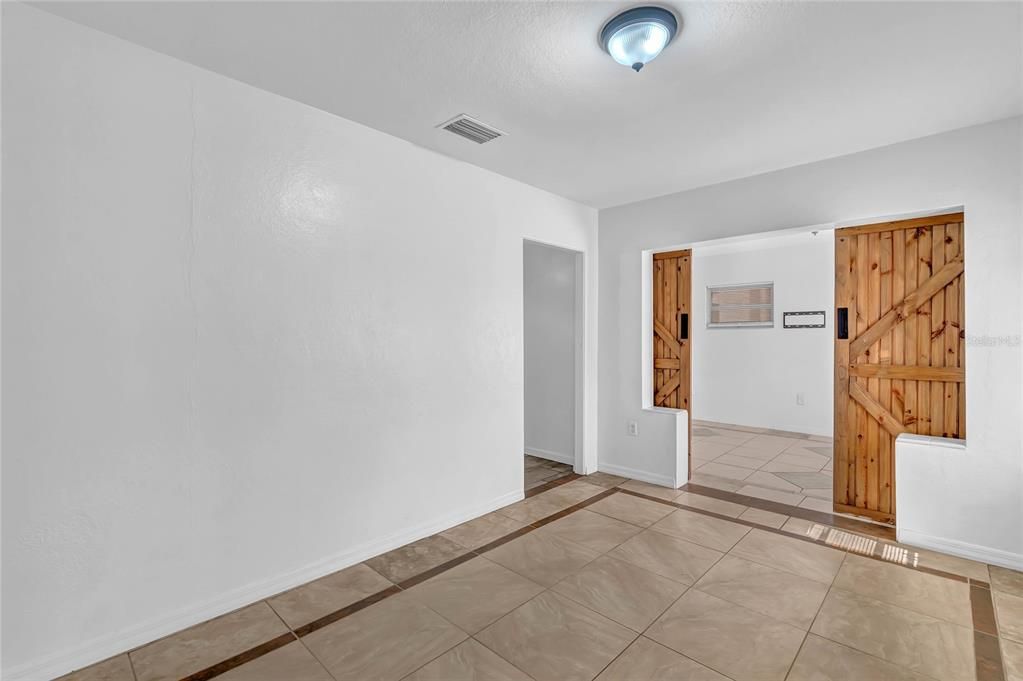For Sale: $257,000 (2 beds, 1 baths, 967 Square Feet)