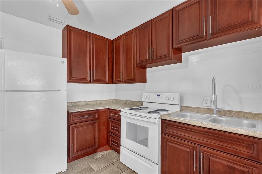 For Sale: $248,000 (2 beds, 1 baths, 967 Square Feet)