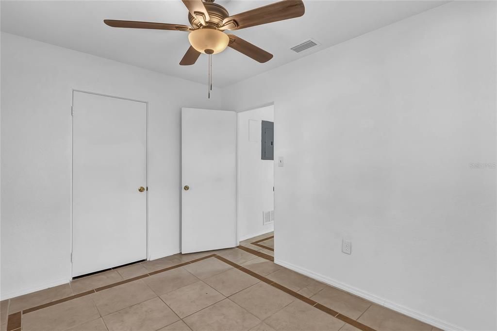 For Sale: $257,000 (2 beds, 1 baths, 967 Square Feet)