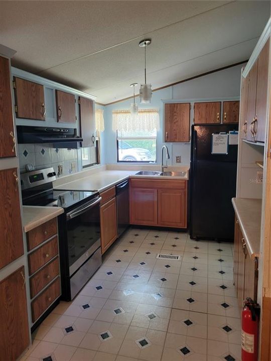 Active With Contract: $89,900 (2 beds, 2 baths, 966 Square Feet)