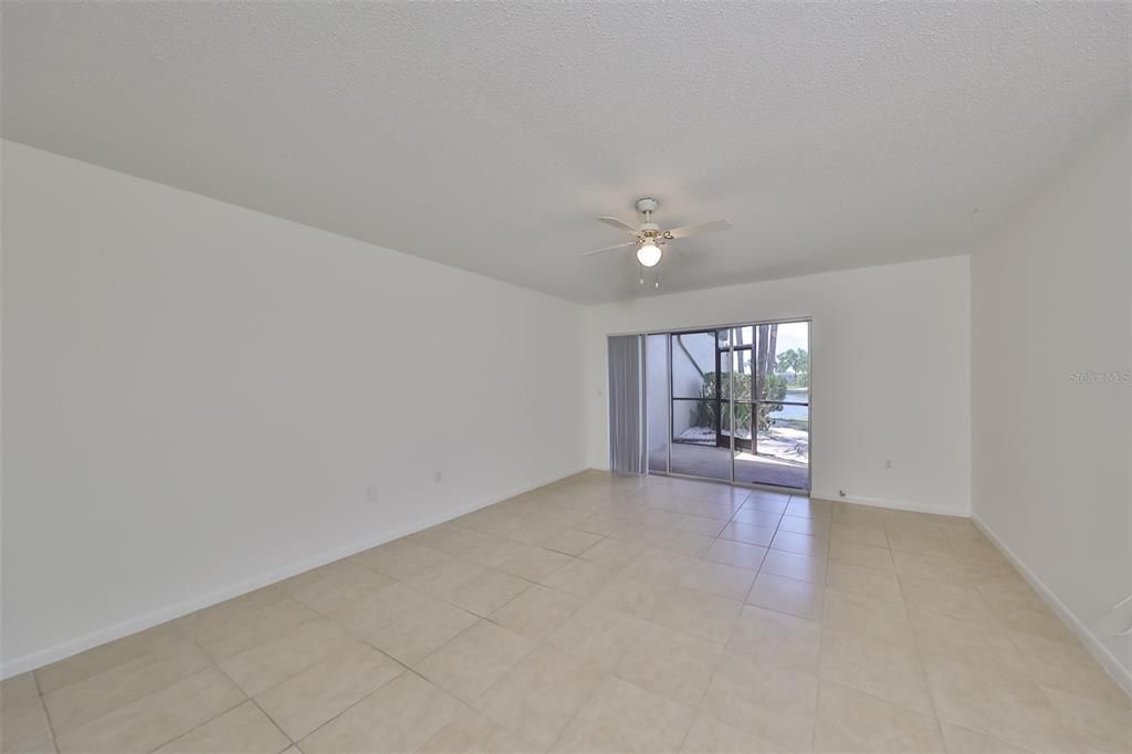 For Sale: $300,000 (2 beds, 2 baths, 1296 Square Feet)