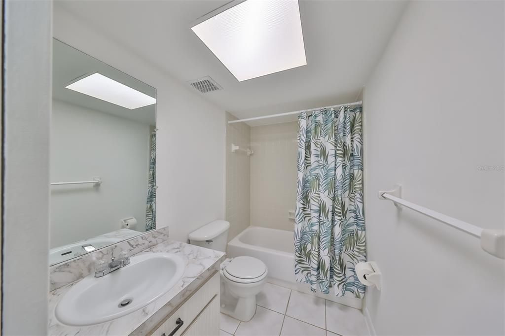 待售: $300,000 (2 贝兹, 2 浴室, 1296 平方英尺)