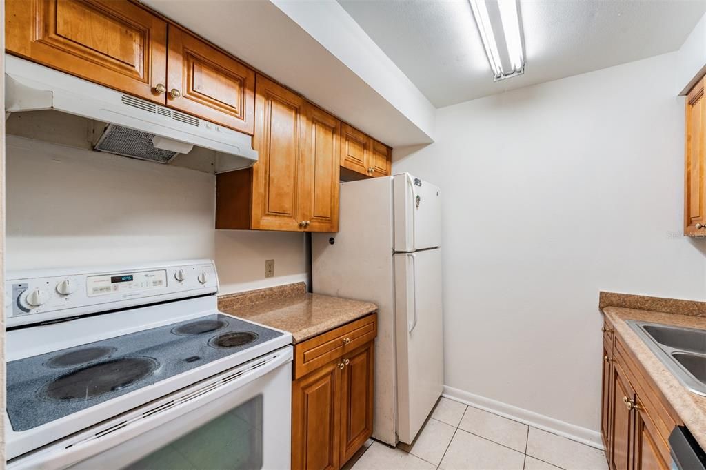 Active With Contract: $167,000 (2 beds, 2 baths, 912 Square Feet)