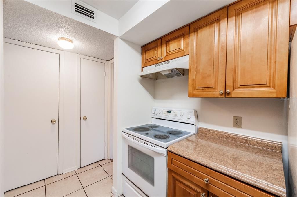 Active With Contract: $167,000 (2 beds, 2 baths, 912 Square Feet)