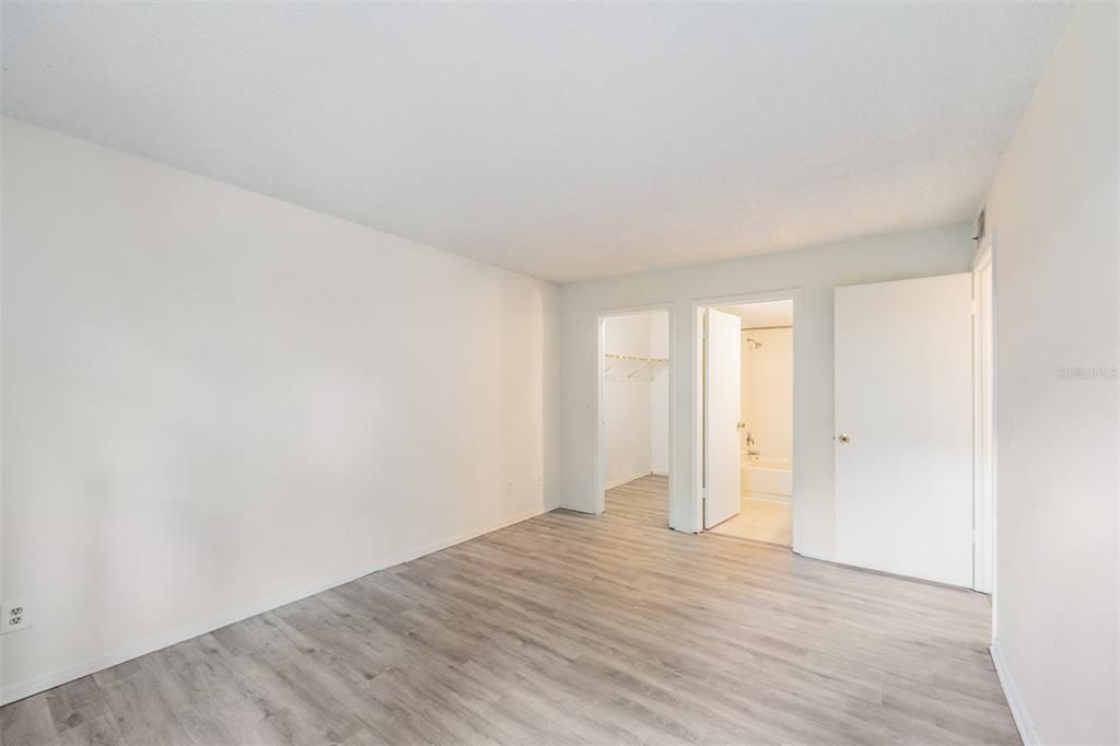 Active With Contract: $167,000 (2 beds, 2 baths, 912 Square Feet)