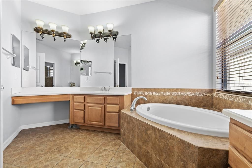 待售: $450,000 (4 贝兹, 3 浴室, 1949 平方英尺)