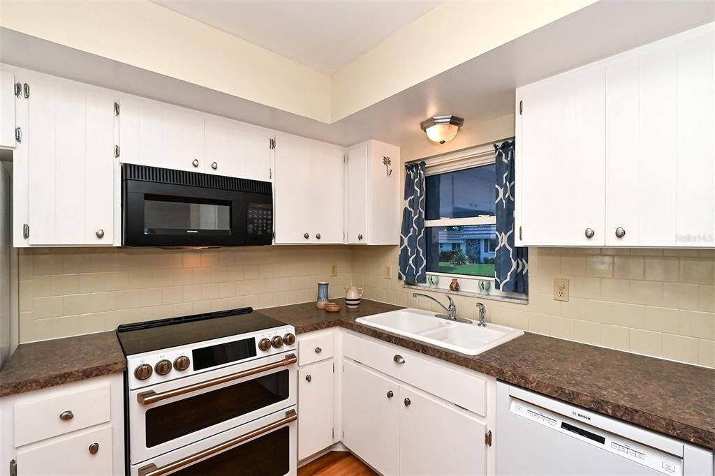 For Sale: $280,000 (2 beds, 2 baths, 1312 Square Feet)