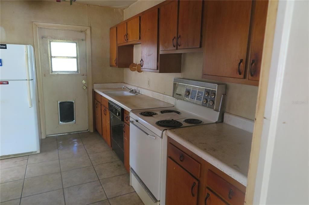 For Sale: $150,000 (2 beds, 1 baths, 936 Square Feet)