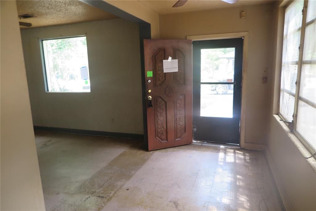 For Sale: $150,000 (2 beds, 1 baths, 936 Square Feet)