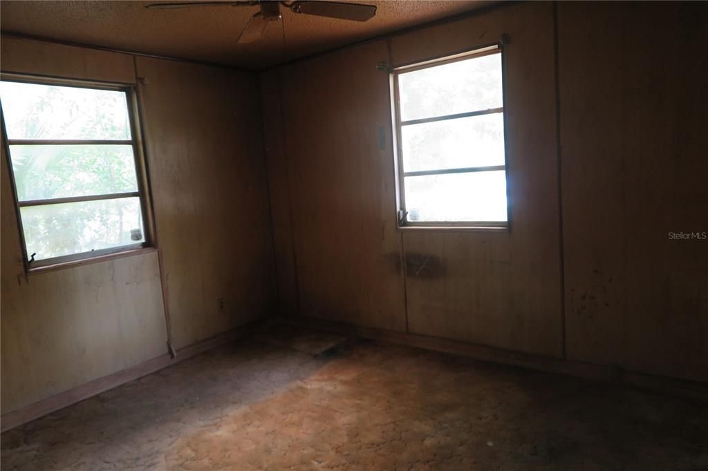 For Sale: $150,000 (2 beds, 1 baths, 936 Square Feet)