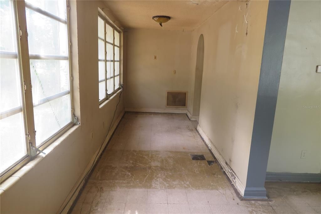 For Sale: $150,000 (2 beds, 1 baths, 936 Square Feet)