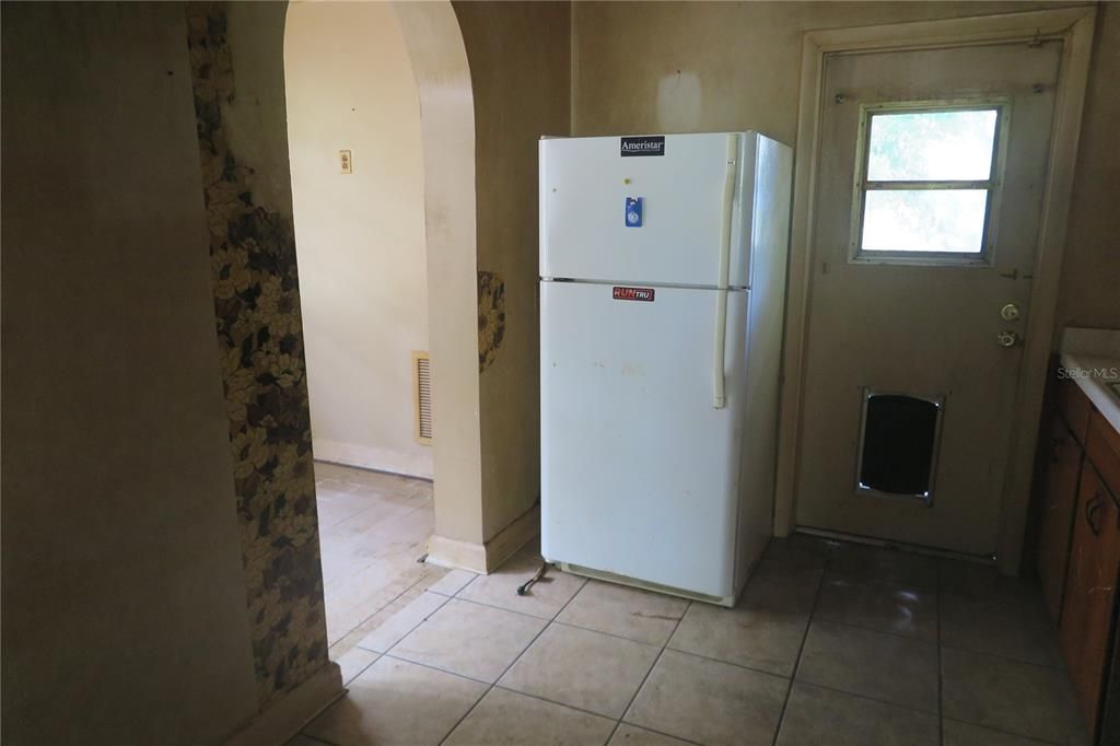 For Sale: $150,000 (2 beds, 1 baths, 936 Square Feet)