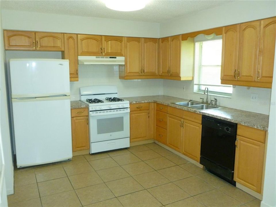 Active With Contract: $170,000 (2 beds, 1 baths, 950 Square Feet)