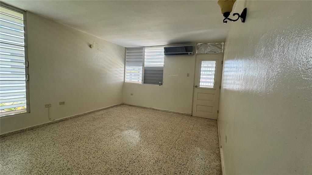 Activo con contrato: $305,000 (4 camas, 2 baños, 1800 Pies cuadrados)