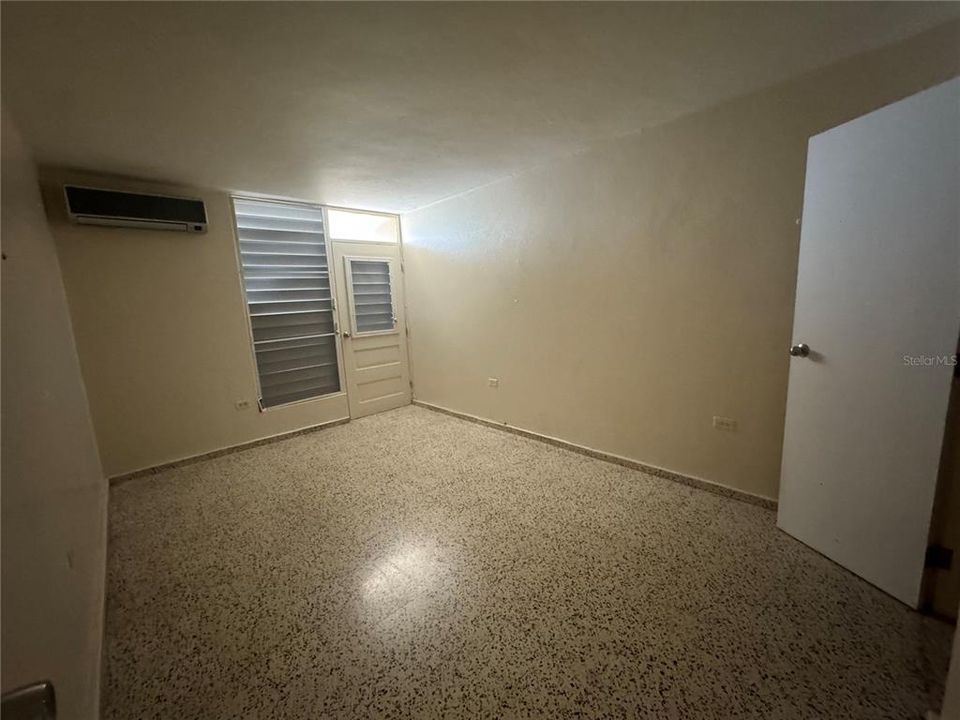 Activo con contrato: $305,000 (4 camas, 2 baños, 1800 Pies cuadrados)