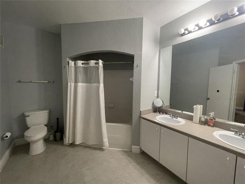 合同活跃: $1,900 (3 贝兹, 2 浴室, 1455 平方英尺)