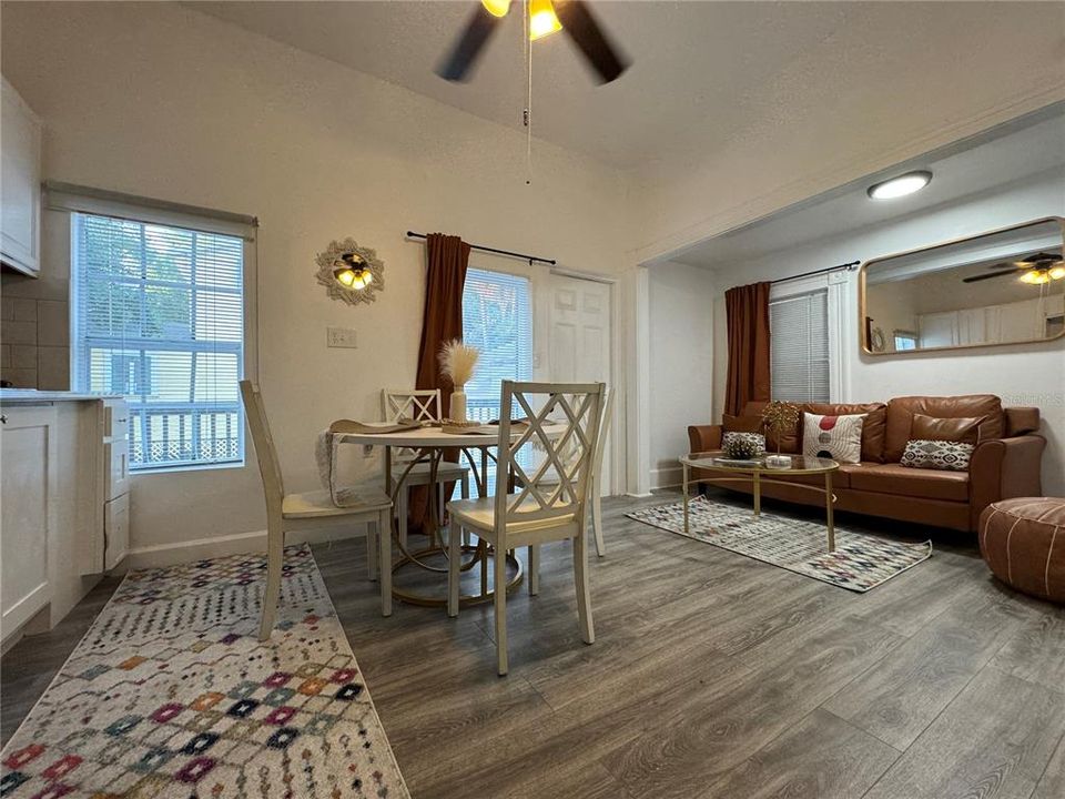 Active With Contract: $1,950 (1 beds, 1 baths, 700 Square Feet)