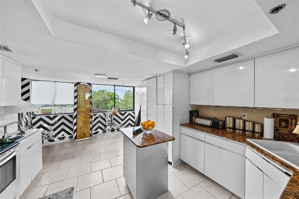 For Sale: $399,000 (2 beds, 2 baths, 1266 Square Feet)