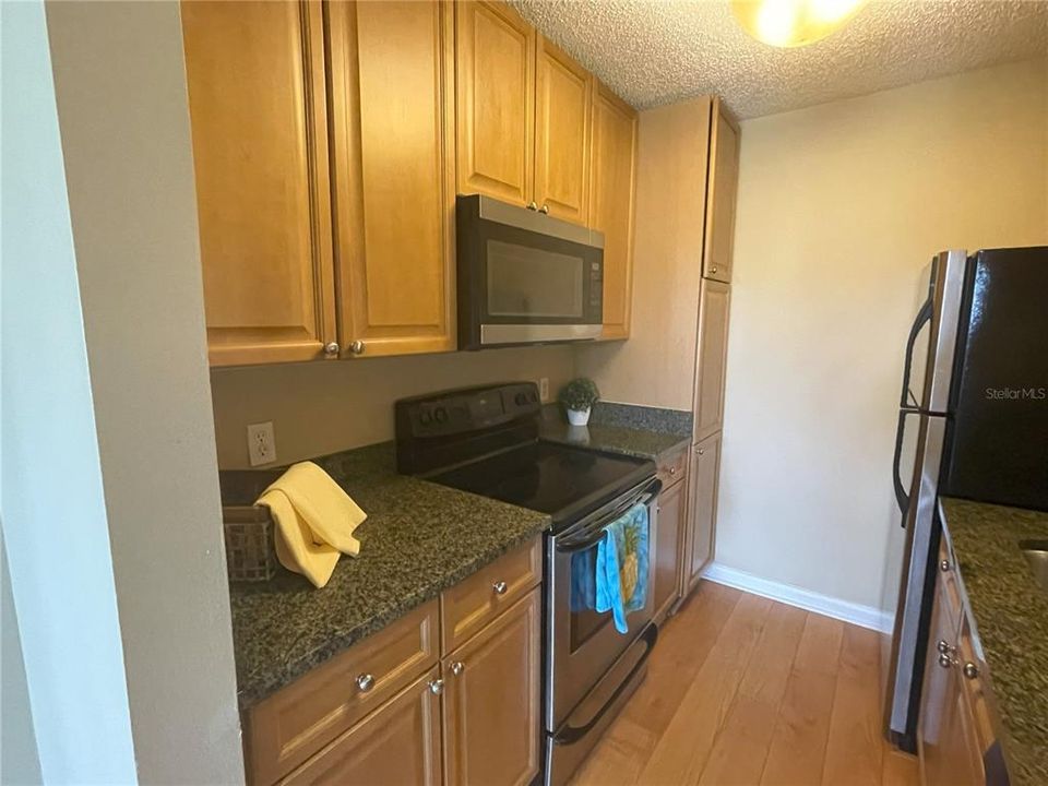 Active With Contract: $154,900 (1 beds, 1 baths, 665 Square Feet)
