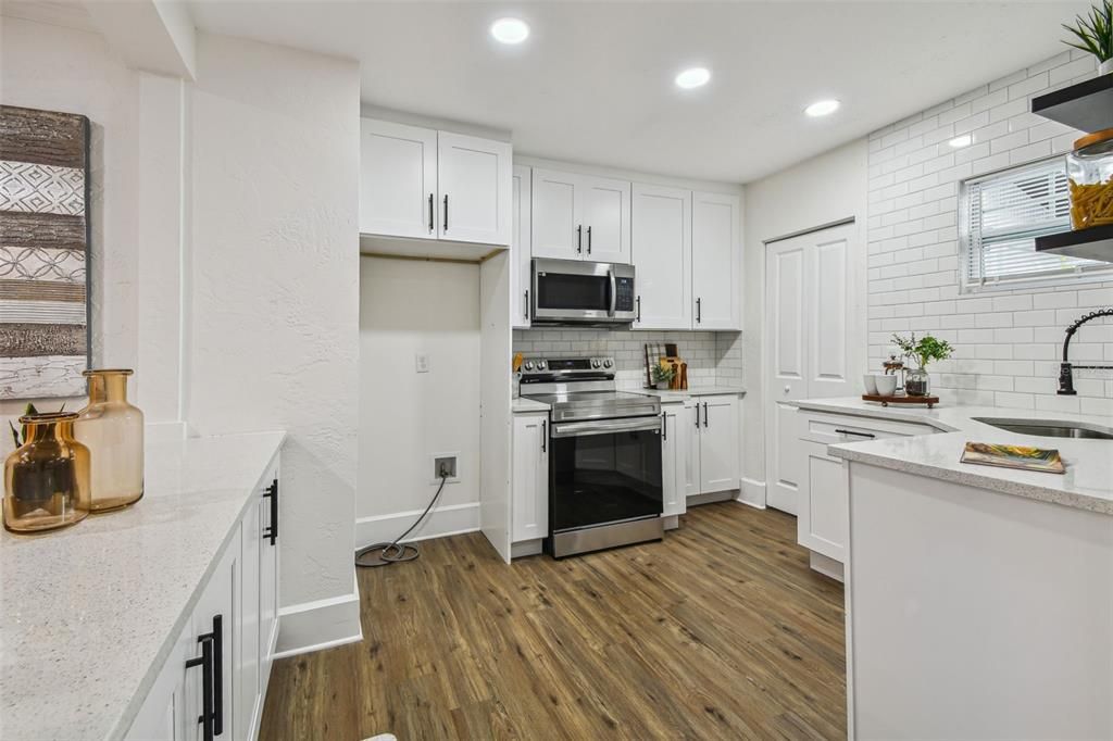 Active With Contract: $469,000 (2 beds, 1 baths, 855 Square Feet)