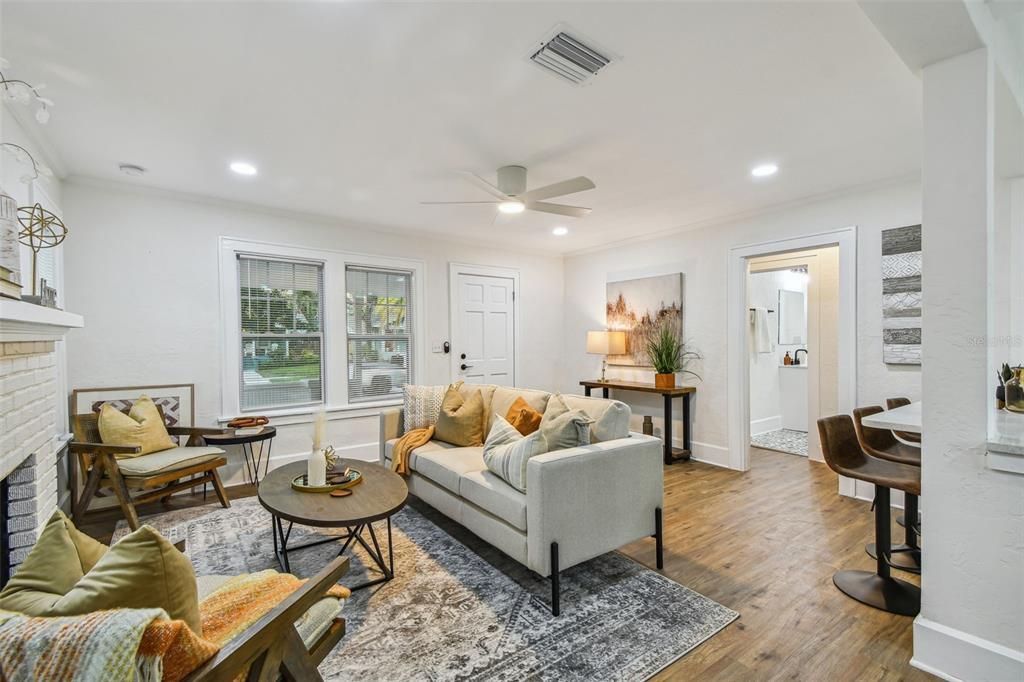 Active With Contract: $469,000 (2 beds, 1 baths, 855 Square Feet)