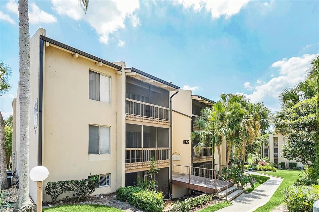 Active With Contract: $145,000 (1 beds, 1 baths, 607 Square Feet)