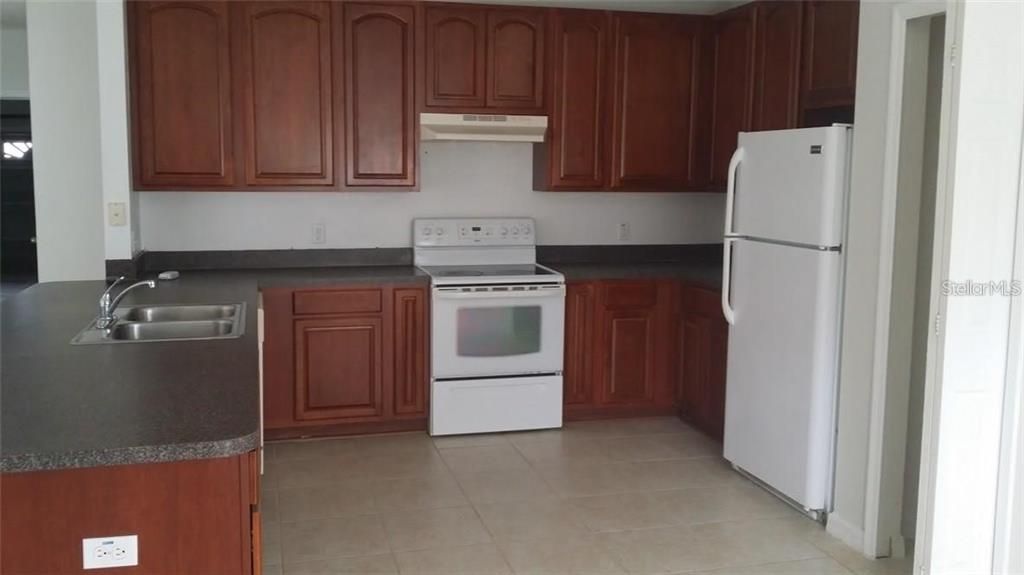For Rent: $1,800 (4 beds, 2 baths, 2790 Square Feet)