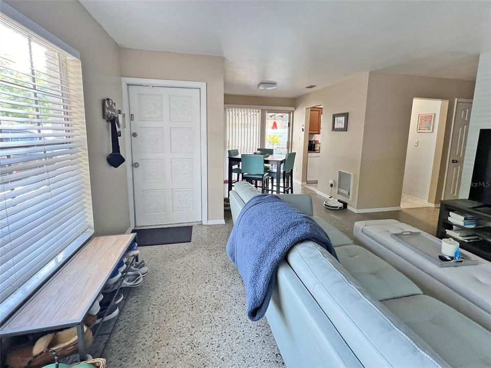 For Sale: $349,000 (3 beds, 1 baths, 907 Square Feet)
