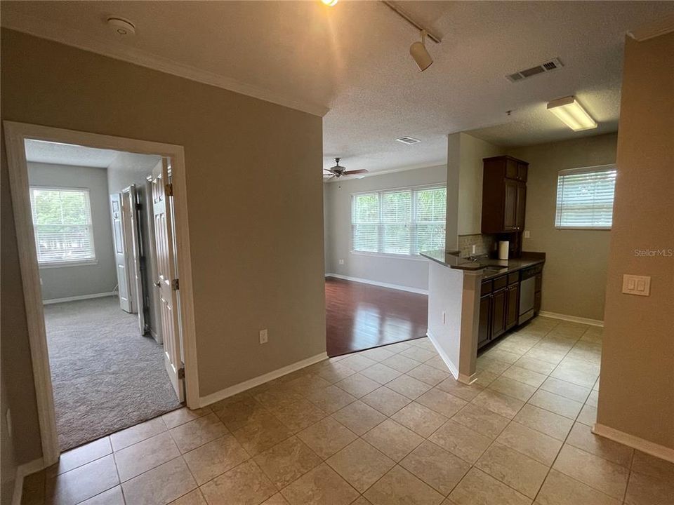 Active With Contract: $1,500 (1 beds, 1 baths, 732 Square Feet)