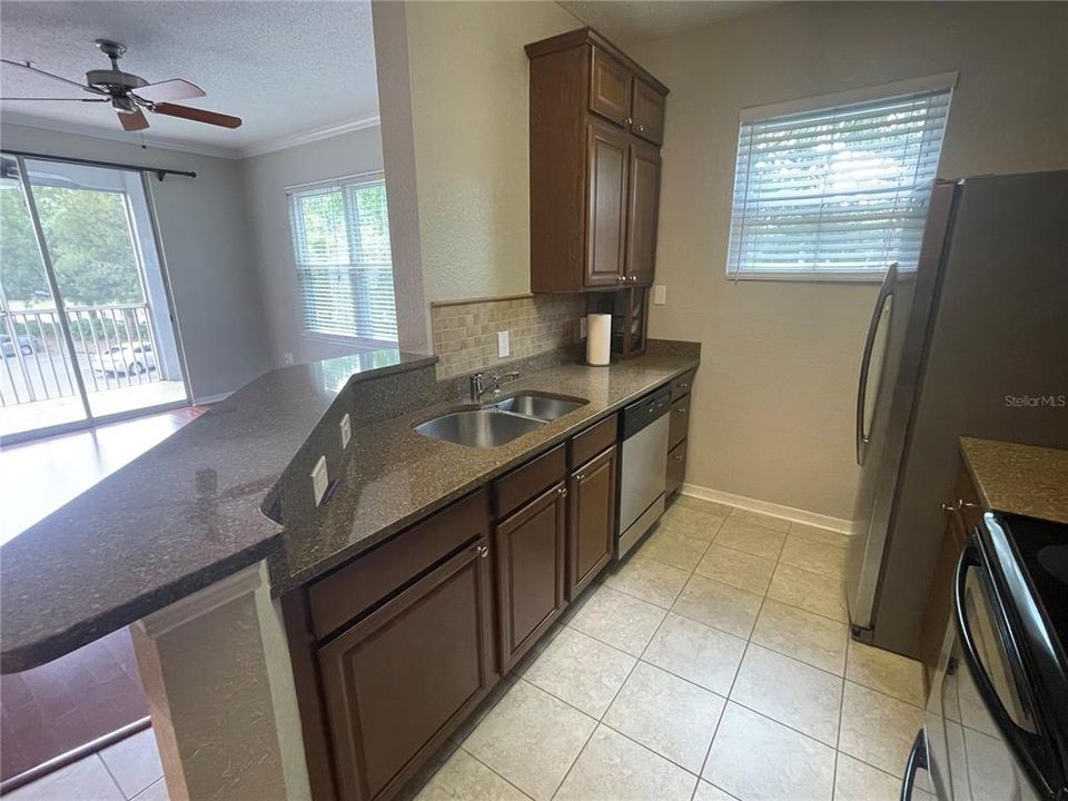 Active With Contract: $1,500 (1 beds, 1 baths, 732 Square Feet)