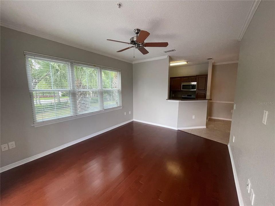 Active With Contract: $1,500 (1 beds, 1 baths, 732 Square Feet)