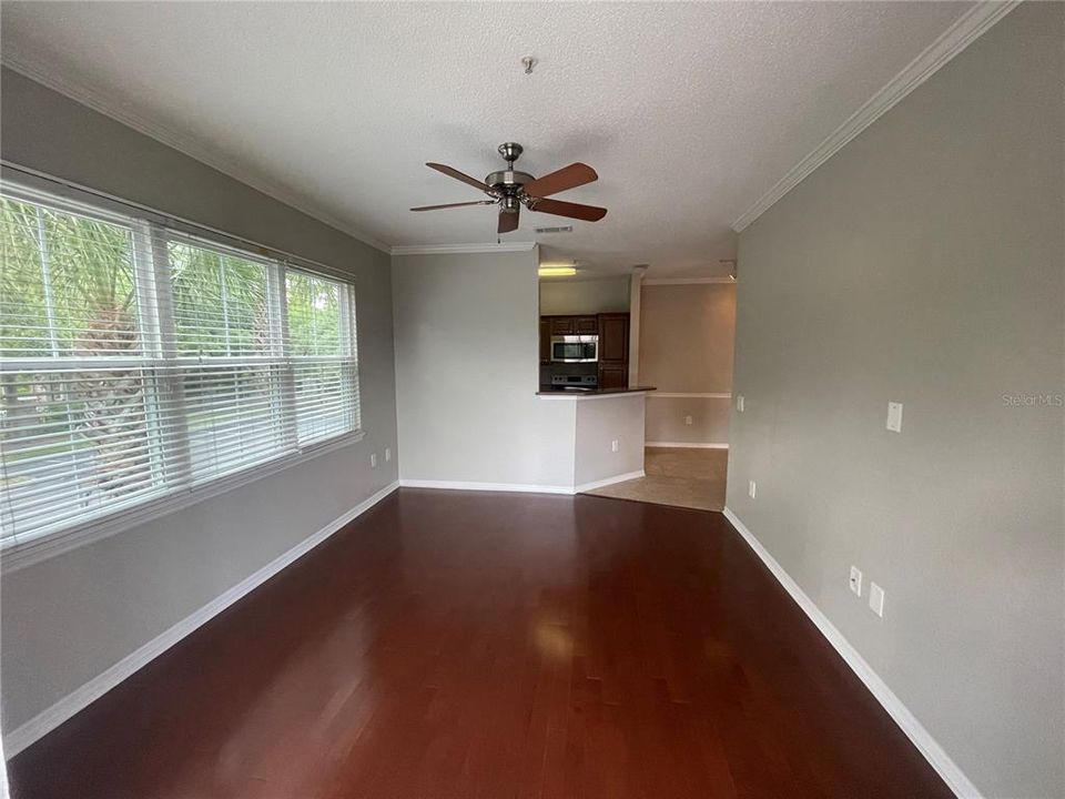 Active With Contract: $1,500 (1 beds, 1 baths, 732 Square Feet)