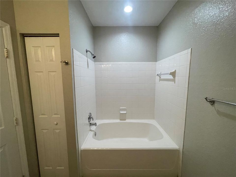 Active With Contract: $1,500 (1 beds, 1 baths, 732 Square Feet)