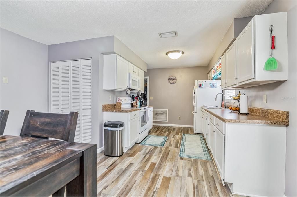 Active With Contract: $199,900 (3 beds, 2 baths, 1638 Square Feet)