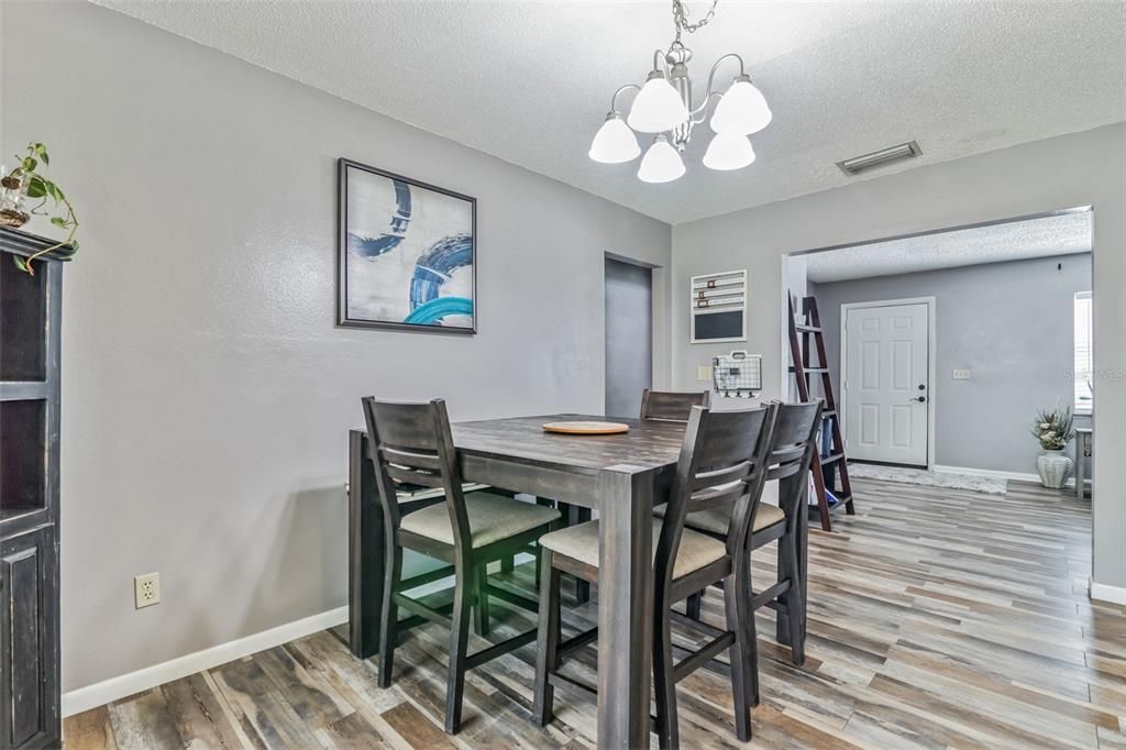 Active With Contract: $199,900 (3 beds, 2 baths, 1638 Square Feet)