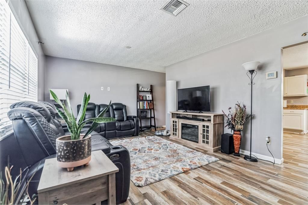 Active With Contract: $199,900 (3 beds, 2 baths, 1638 Square Feet)